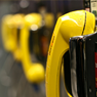 Photographie d'une rangée de téléphones publics