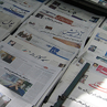 Photographie de journaux disposés en vrac